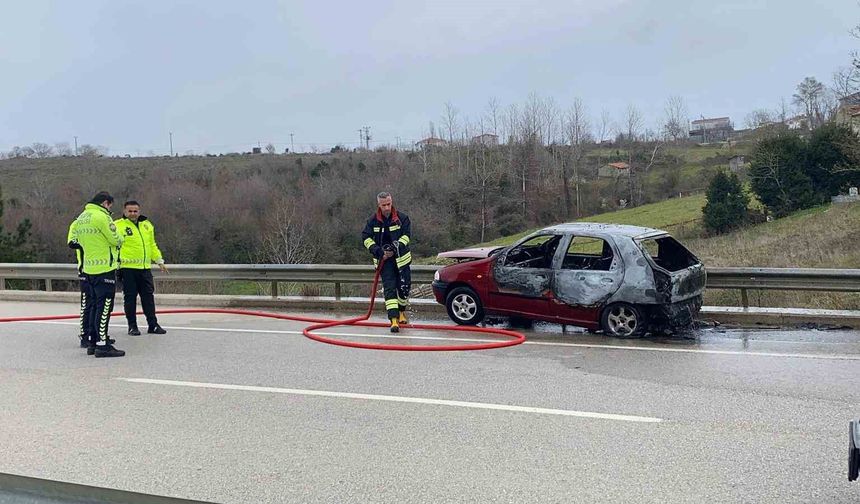 Seyir halinde otomobil alev aldı: 2 yaralı