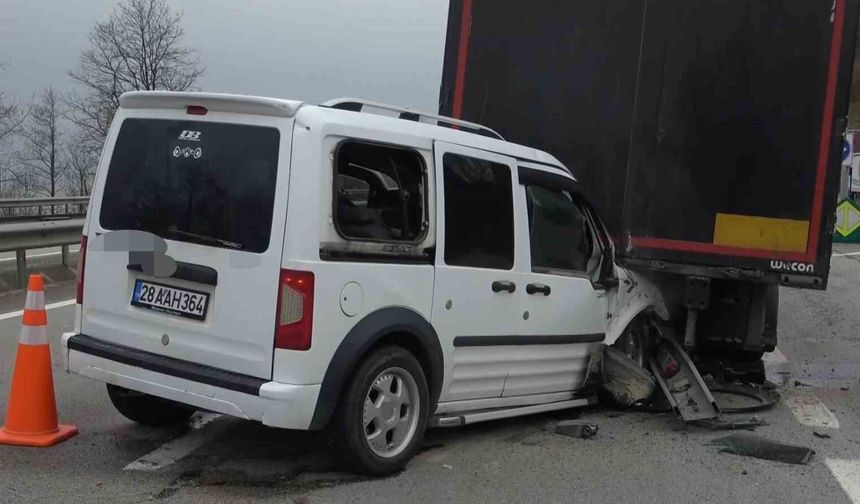 Tırın dorsesine çarpan hafif ticari araç hurdaya döndü: 2 yaralı