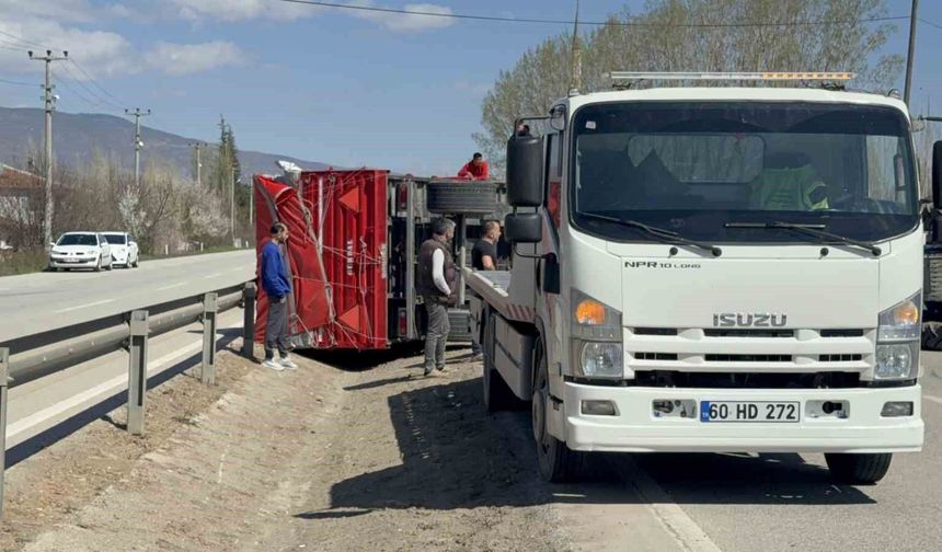 Tokat'ta gübre yüklü traktör devrildi