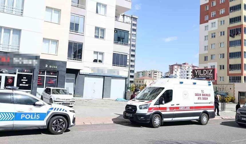 Üçüncü kattan düşen yaşlı adam öldü