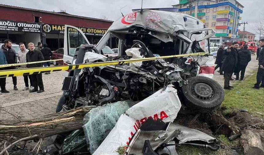Vakaya giden ambulans kaza yaptı: 1 ölü, 3 yaralı