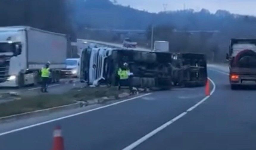 Virajı alamayan çimento tankeri devrildi: 1 yaralı