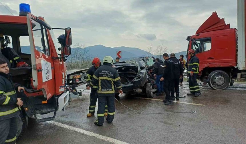 Zonguldak'ta aracıyla kamyona çarpan polis sürücü ağır yalandı