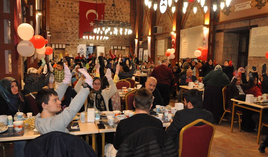 Down Sendromlu Çocuklar ve Aileleri İftarda Buluştu