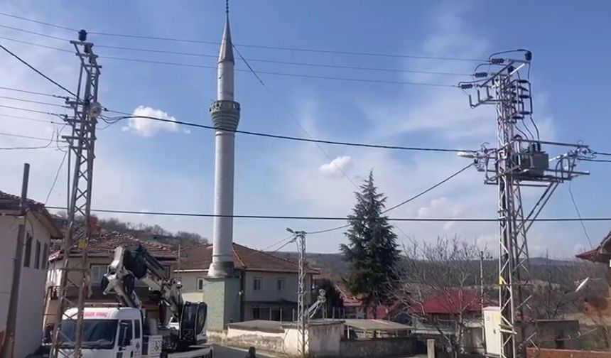Niksar'da deprem hasarlı minareye kontrollü yıkım