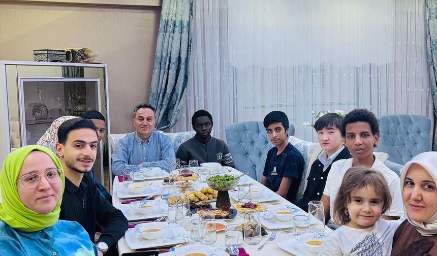 TOGÜ Rektörü Yılmaz, Öğrencileri Evinde İftarda Ağırladı