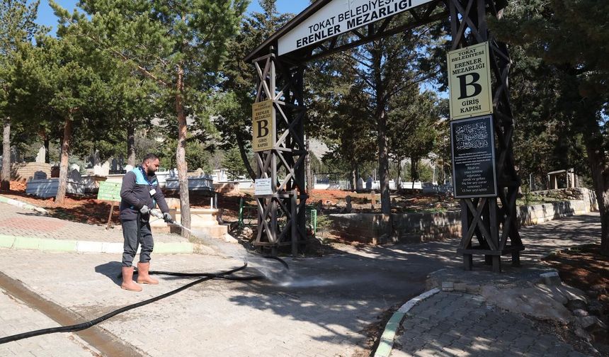 Tokat Belediyesi'nden Bayram Öncesi Mezarlık Temizliği