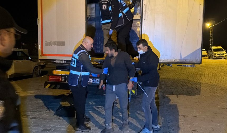 Erbaa'da Tır Dorsesinde 18 Kaçak Göçmen Yakalandı