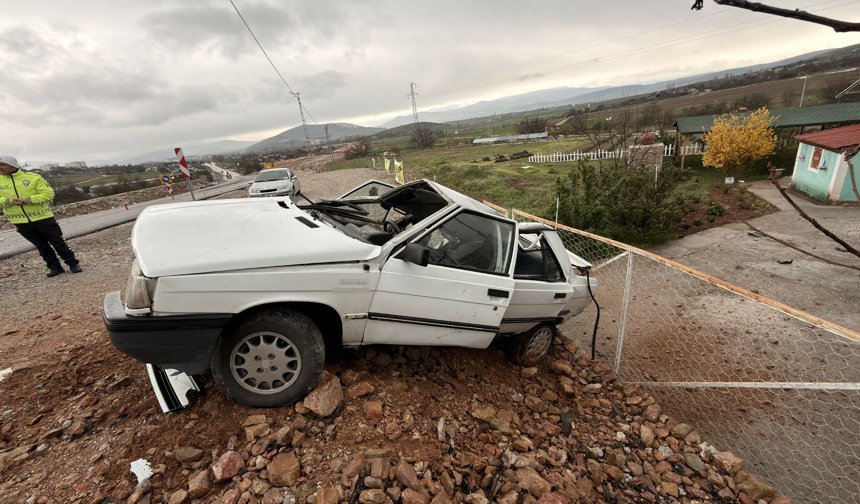 Zile’de Kontrolden Çıkan Otomobil Direğe Çarptı! 2 Yaralı