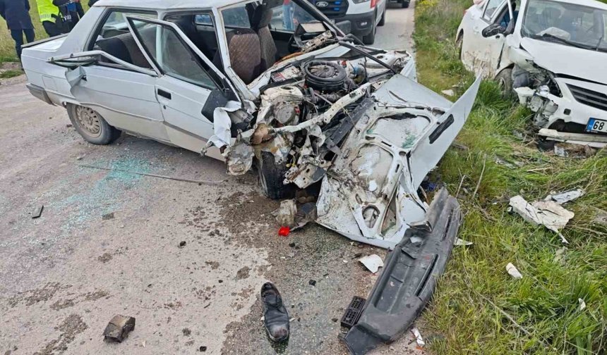 Aksaray'da 2 otomobil çarpıştı: 4 yaralı