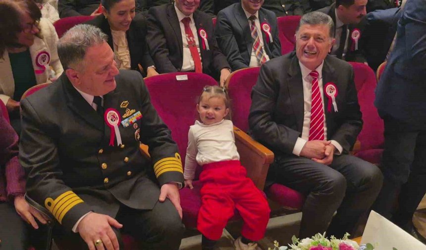 Annesinden elinden kurtulan minik, Vali Arslan'ın koltuğuna oturdu