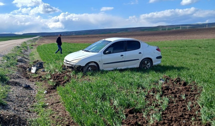 Çorum'da devrilen otomobilin sürücüsü yaralandı
