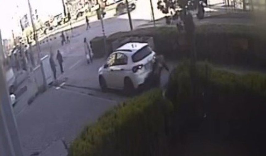 Kaldırımda yürüyen yayanın otomobilin altında kaldığı anın görüntüsü ortaya çıktı