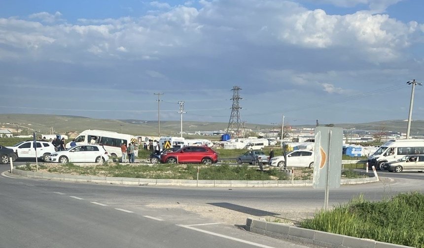 Otomobil ile işçi servisi çarpıştı: 6 yaralı