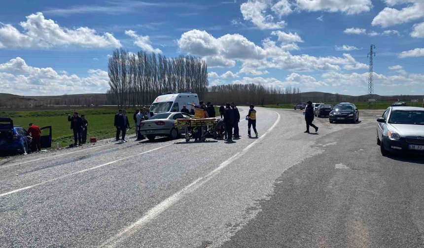 Otomobiller çarpıştı 4 kişi yaralandı