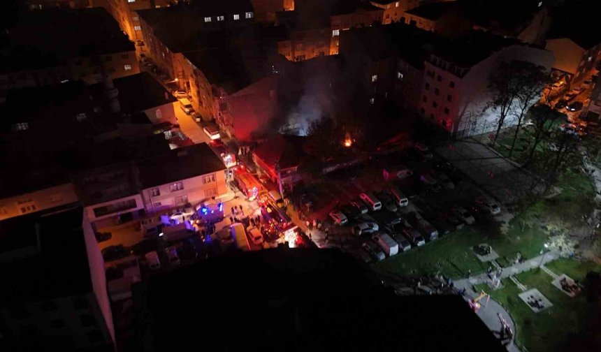 Patlama sesleri gelen gecekondu bahçesinde çıkan yangın yan binaya sıçradı