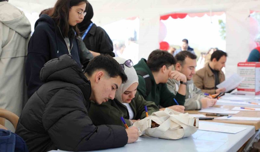 Üniversite öğrencilerinden 3 günde 556 ünite kan toplandı