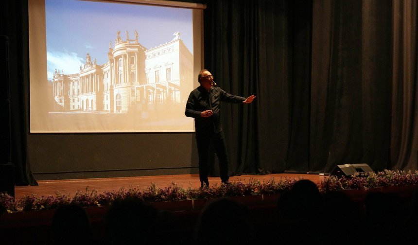 Edebiyat ve Tarih Turhal’da Buluştu! Sunay Akın’dan Unutulmaz Söyleşi