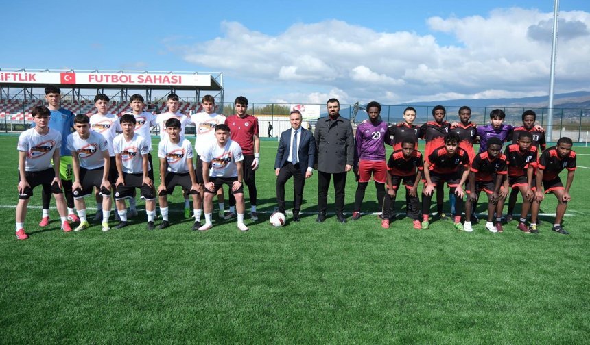 Liseler Arası Futbol Turnuvası Anlamlı Bir Açılışla Başladı