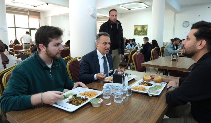 Rektör Yılmaz Yemekhanede Öğrencilerin Taleplerini Dinledi