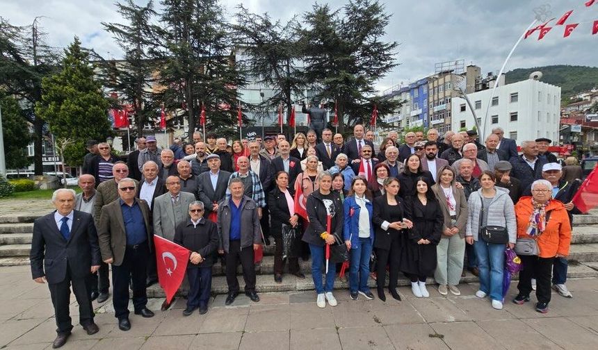 CHP’den 19 Mayıs’ta “Alternatif Çelenk Töreni”, Partililer Cumhuriyet Meydanı’nda Buluştu