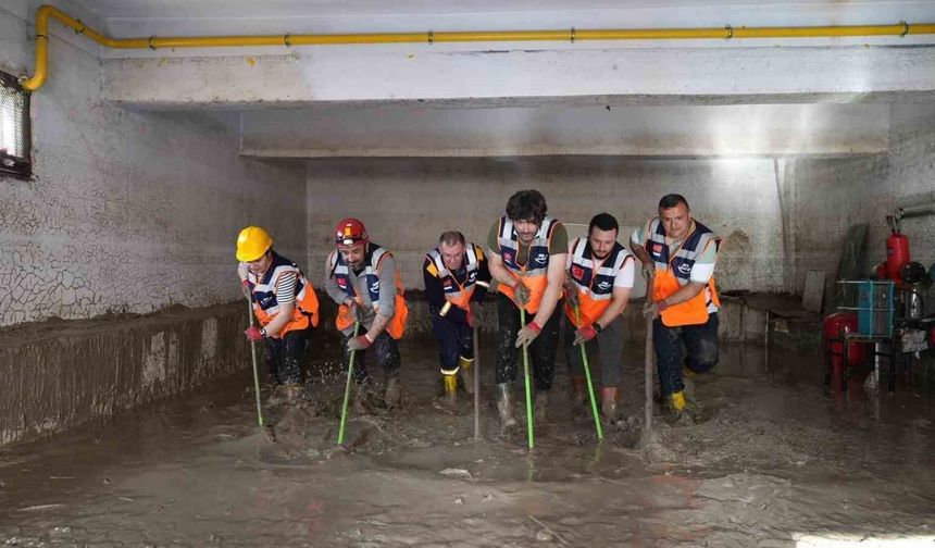 AFAD: 'Su baskınlarının yol açtığı olumsuzlukları bertaraf etmek üzere bin 513 personel ve 196 AFAD gönüllüsü ile müdahale hizmetleri yerine getirilmiştir'