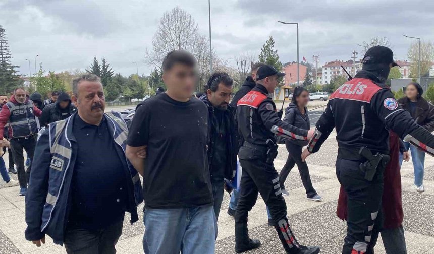 Ailelerden basın mensuplarına tepki: 'Allah belanızı versin, daha 18 yaşında, çekmeyin'