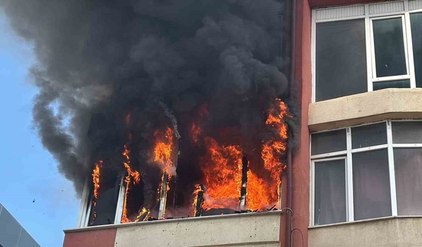 Aksaray'da korkutan yangın, daire alev alev yandı