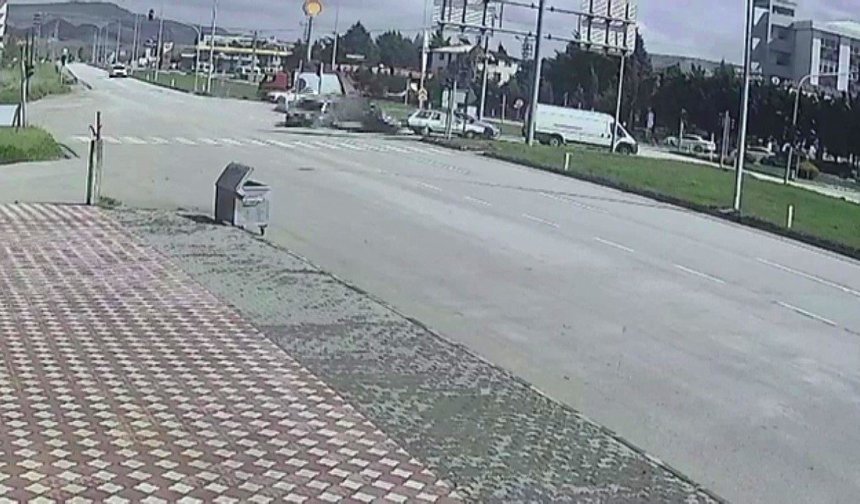 Amasya'da kavşakta araçların çarpıştığı kaza kamerada