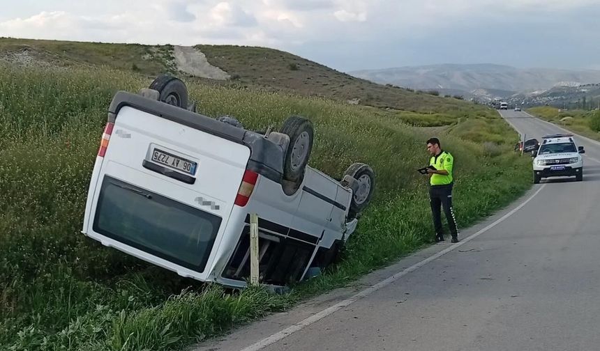 Ankara'da kontrolden çıkan minibüs devrildi: 1 ölü