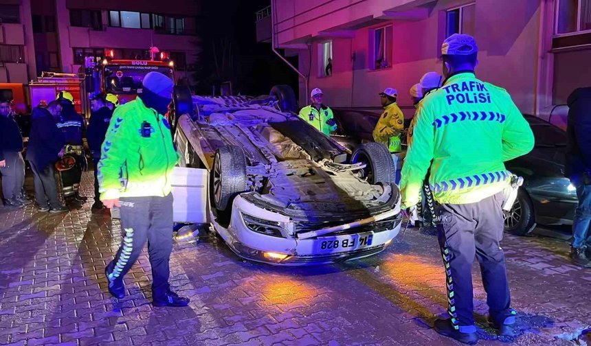 Bolu'da park halindeki araçlara çarpıp takla attı: Sürücü alkolmetreye üfleyemedi