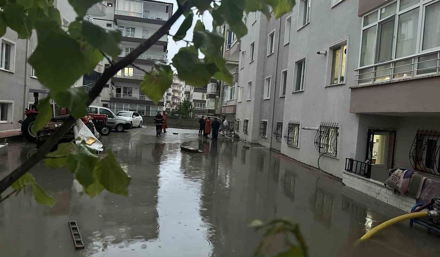 Çankırı'da yollar göle döndü, ev ve iş yerlerini su bastı