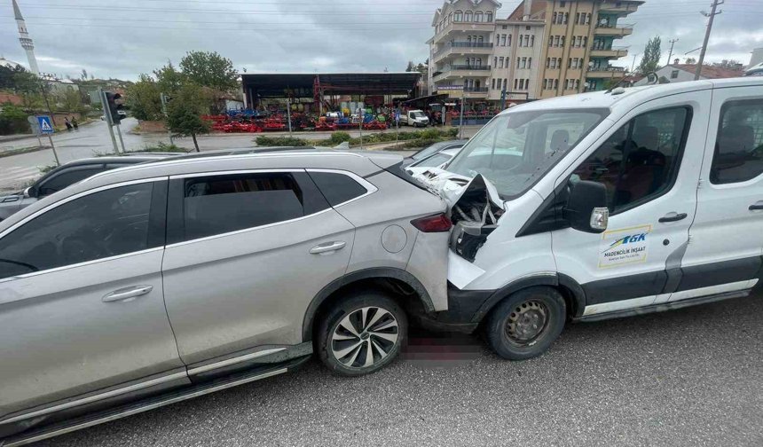 Çorum'da 3 araç çarpıştı: 2 yaralı