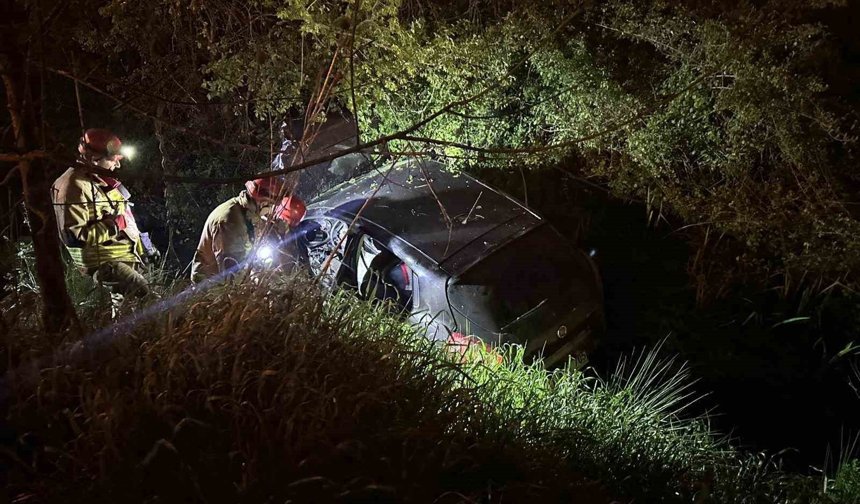 Dereye uçan otomobilde sıkışan sürücüyü itfaiye ekipleri kurtardı
