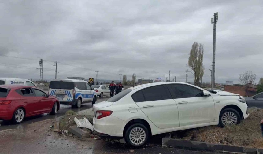 Eskişehir'de iki otomobil çarpıştı: 1 yaralı