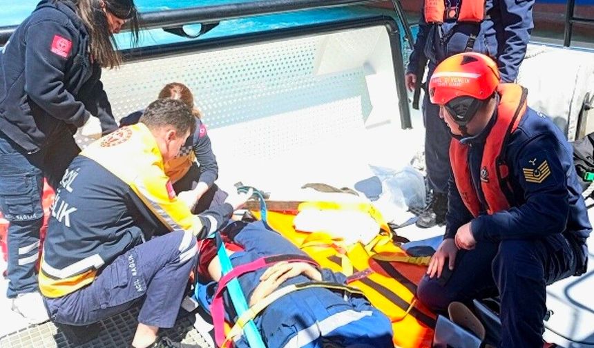Gemide yaralanan personelih yardımına sahil güvenlik yetişti
