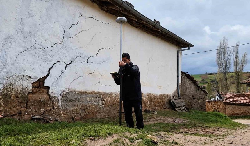 Heyelan köyü tehdit ediyor, vatandaş tedirgin: 'Durum çok ciddi'
