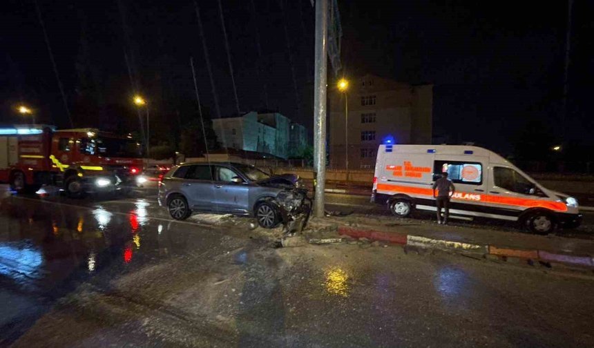 Karaman'da cip trafik levhasına çarptı: 1 yaralı