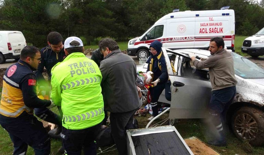 Kastamonu'da takla atan otomobildeki yaşlı çift yaralandı