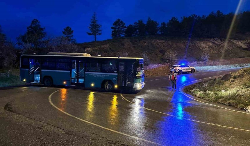 Kayseri'de alkollü bir şahıs çaldığı özel halk otobüsüyle kaza yaptı