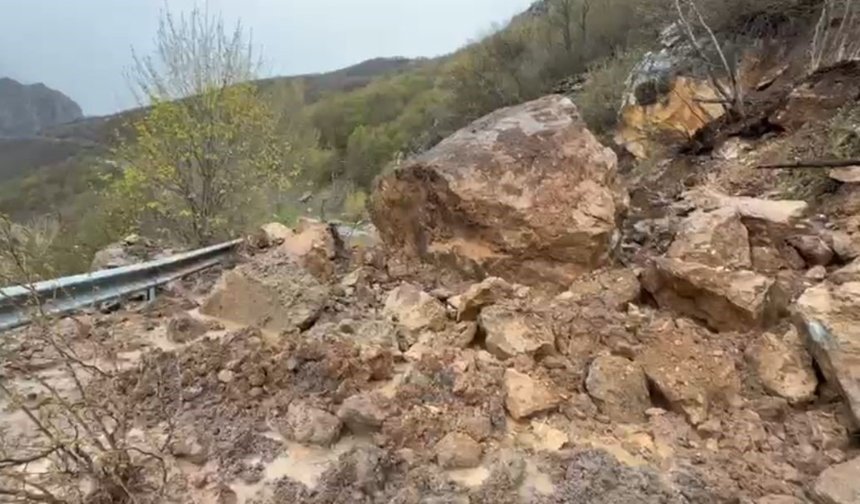 Kuvvetli yağış hayatı felç etti, birçok köyün yolu kapandı