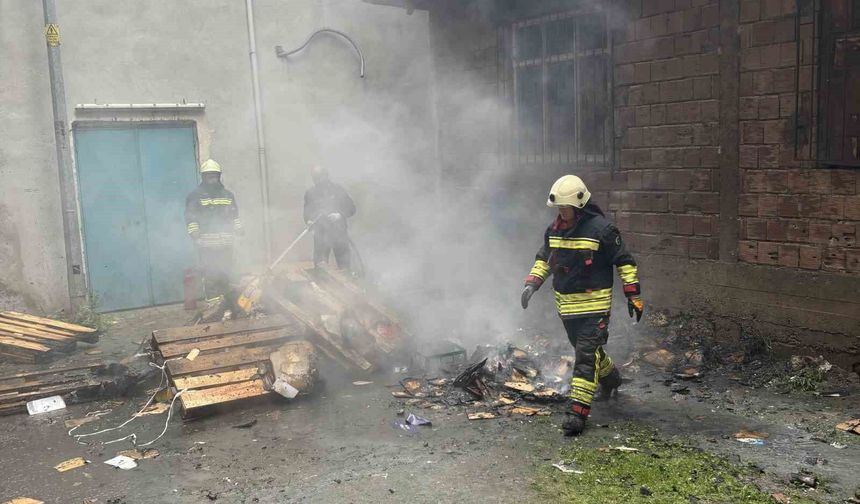 Ordu'da atık malzeme ve paletlerin bulunduğu alanda yangın