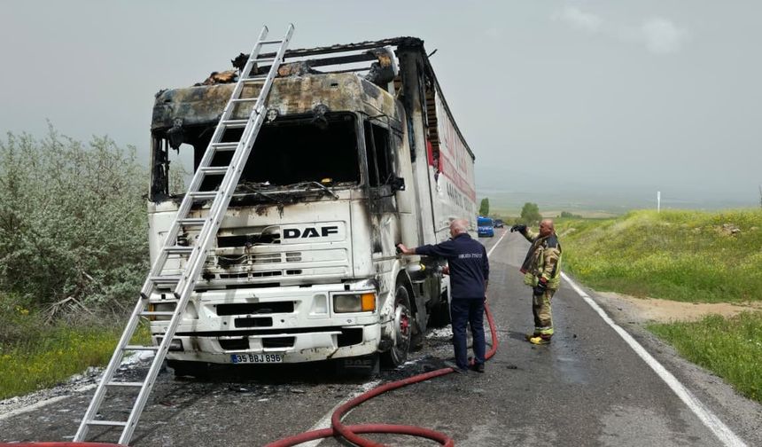 Seyir halindeyken aniden yanmaya başlayan tır kullanılamaz hale geldi