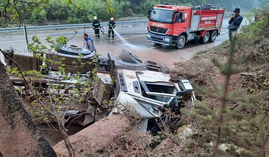 Sinop'ta kum yüklü kamyon devrildi