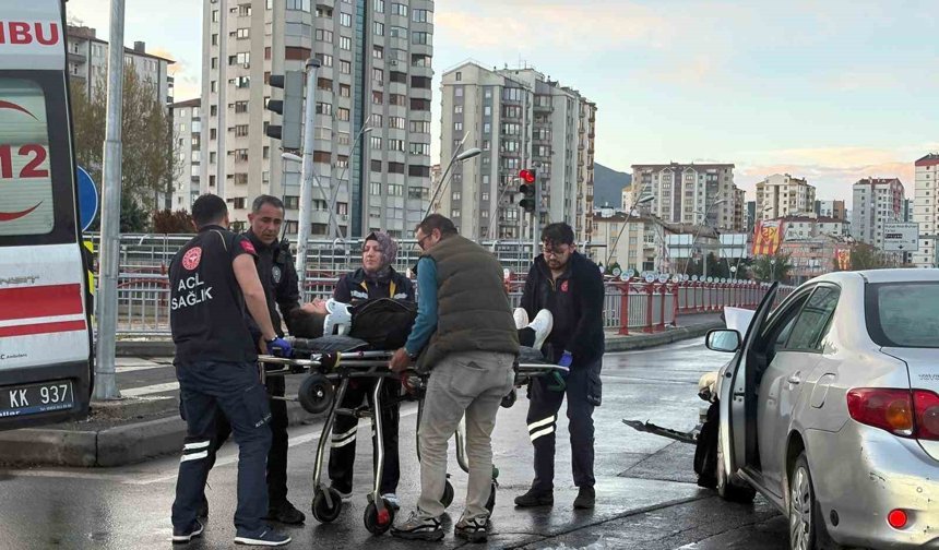 Ticari taksiyle otomobil çarpıştı: 2 yaralı