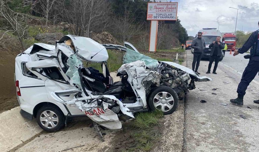 Tıra çarpan hafif ticari araç hurda yığınına döndü: 2 yaralı