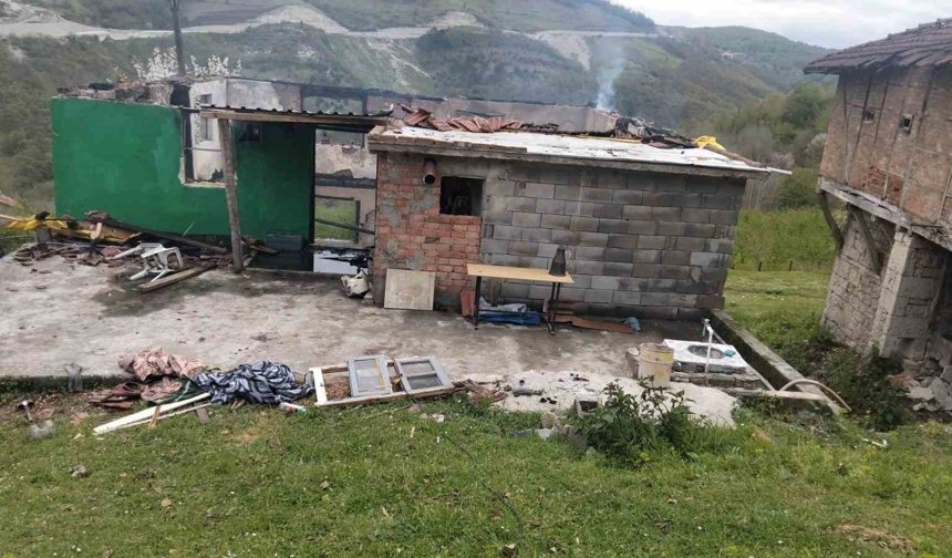 Zonguldak'ta çıkan yangın yaşlı çiftin evini küle çevirdi