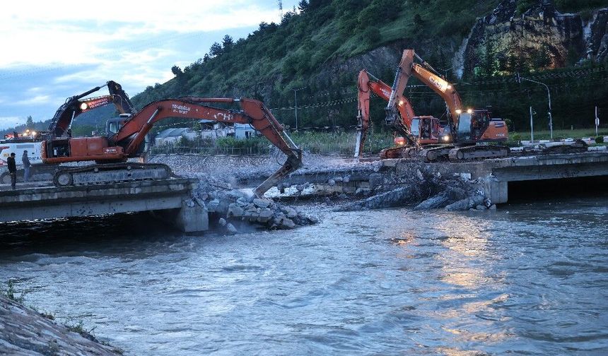 Yeşilırmak’ta Taşkın Alarmı! ÇEDAŞ Köprüsü Kontrollü Şekilde Yıkılıyor
