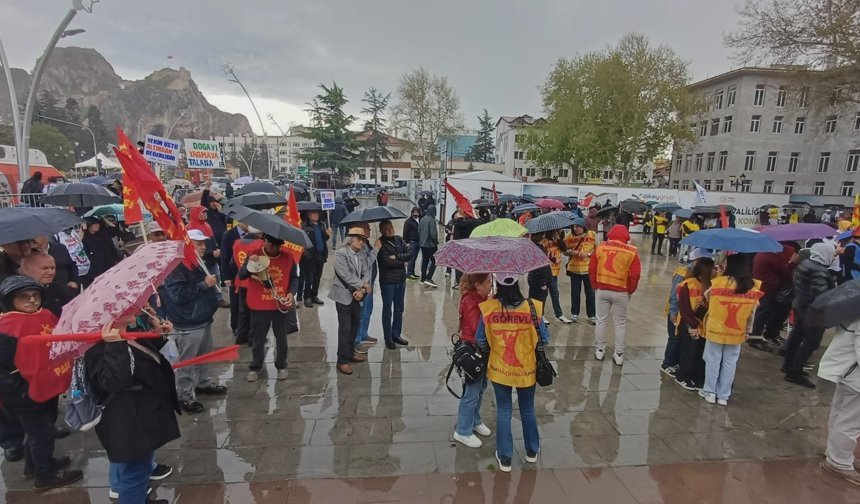 Tokat’ta 1 Mayıs Coşkusu! Yağmura Rağmen Yüzlerce Kişi Meydanı Doldurdu