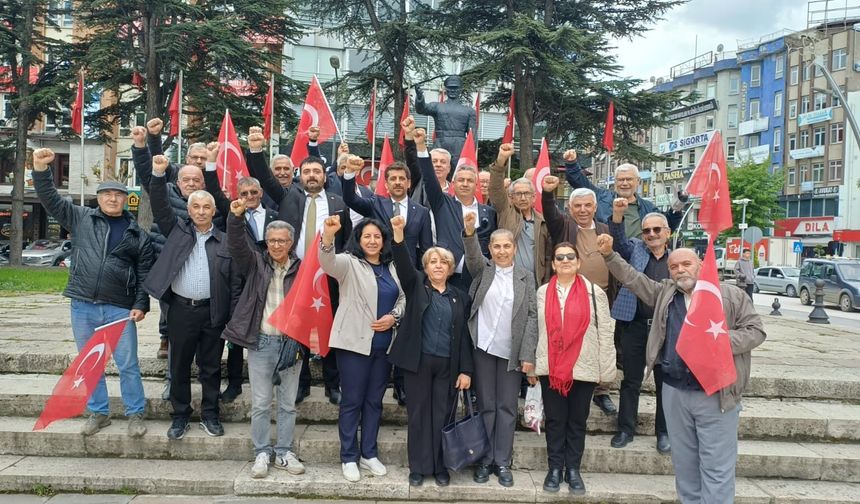İYİ Parti Tokat Teşkilatı’ndan 19 Mayıs Töreni! Cumhuriyet Meydanı’nda Atatürk Anıtına Çelenk